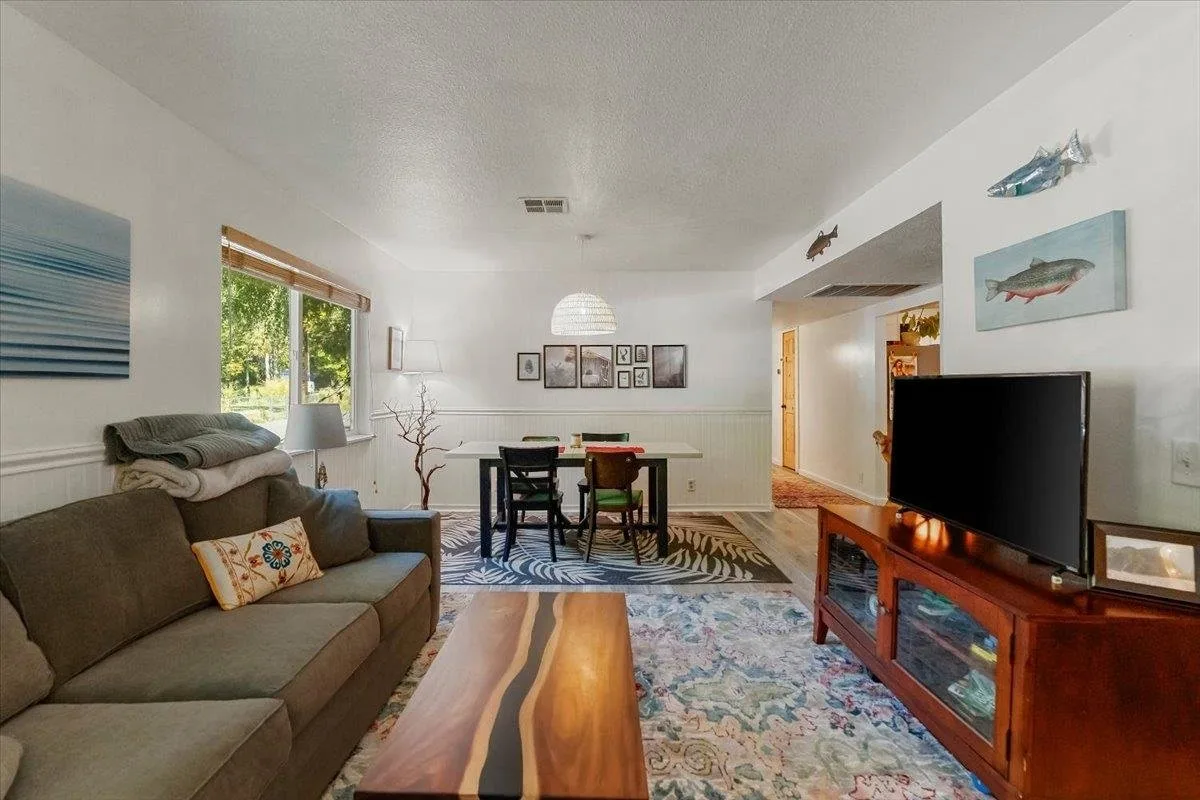 698 S First Street, Dunsmuir — view 7 of 12