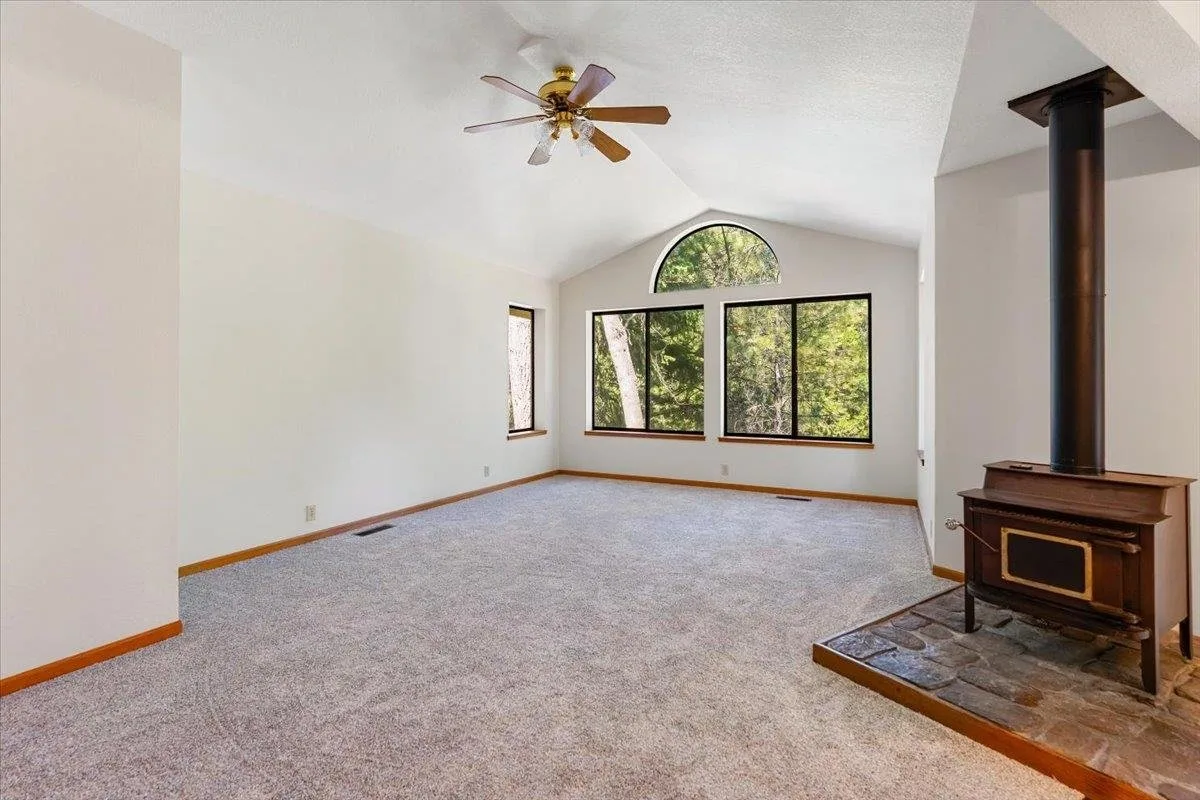 Living area at 4000 Hope Ln, Dunsmuir — 1 of 3