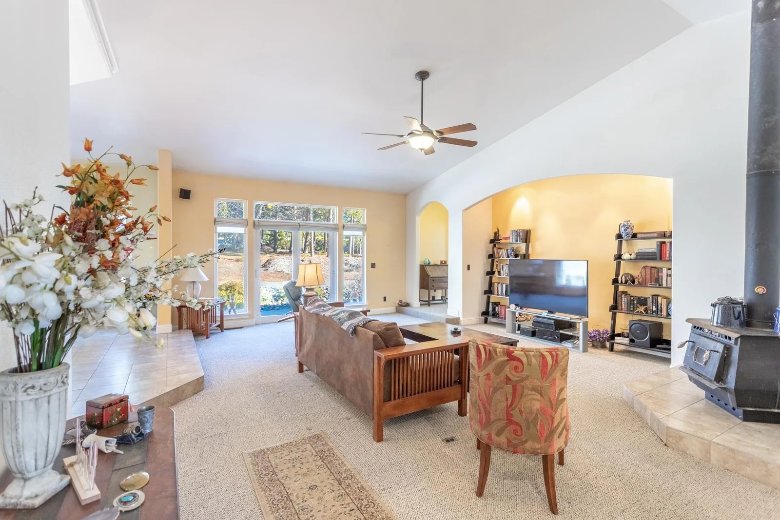 Living area at 2620 Fryers Way, Mount Shasta — 2 of 5