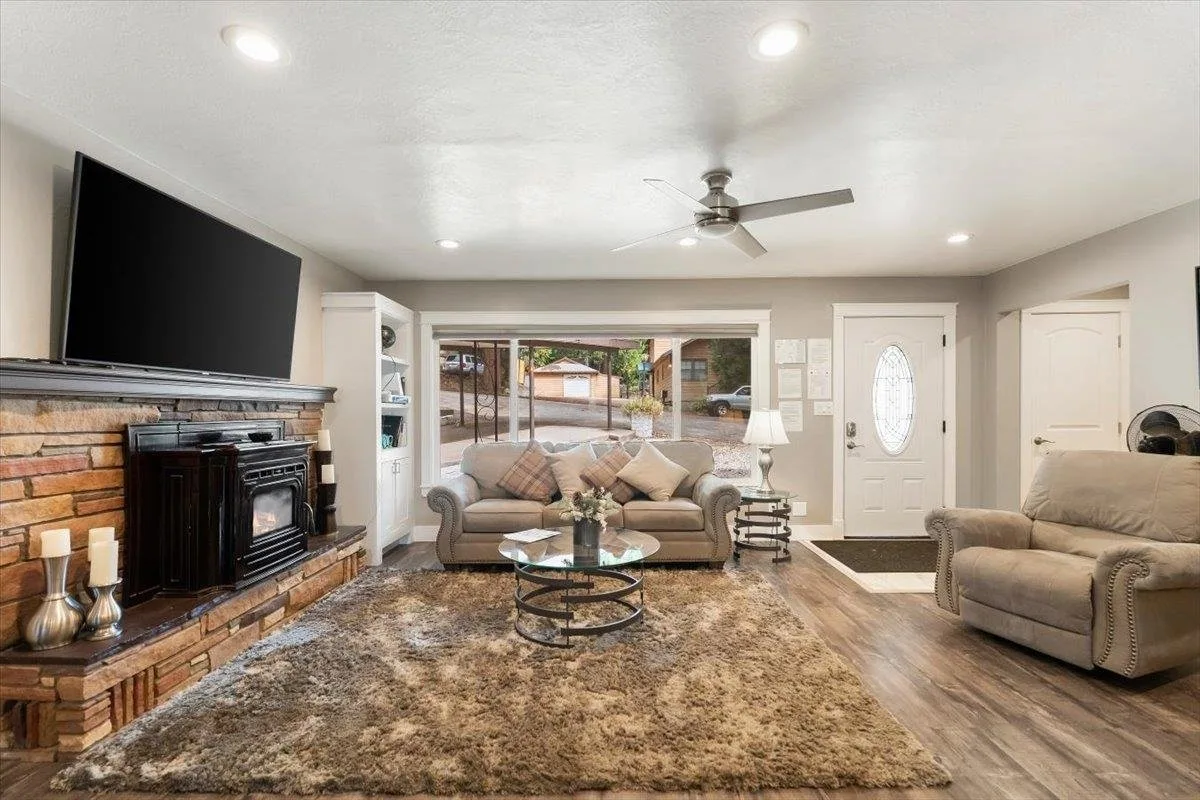 4310 Buckboard Ln, Dunsmuir — view 5 of 12