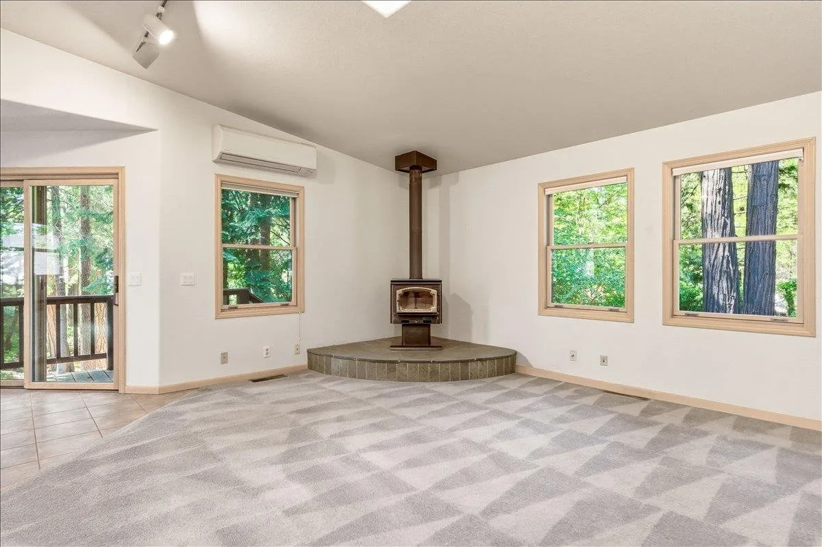 306 Gaudenzio, Mount Shasta — view 10 of 12