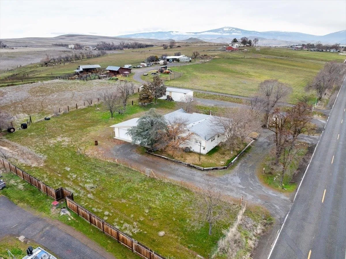 907-909 Ball Mountain Little Shasta Rd, Montague — view 4 of 12