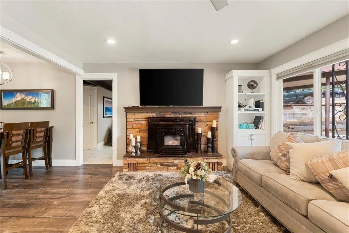 4310 Buckboard Ln, Dunsmuir — view 4 of 12