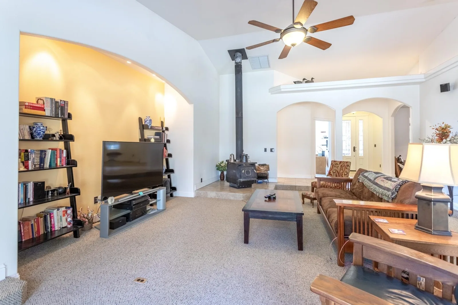 Living area at 2620 Fryers Way, Mount Shasta — 4 of 5