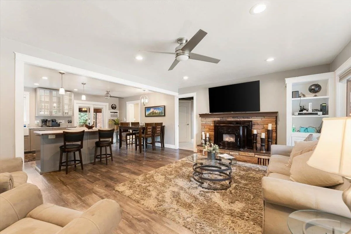 4310 Buckboard Ln, Dunsmuir — view 3 of 12