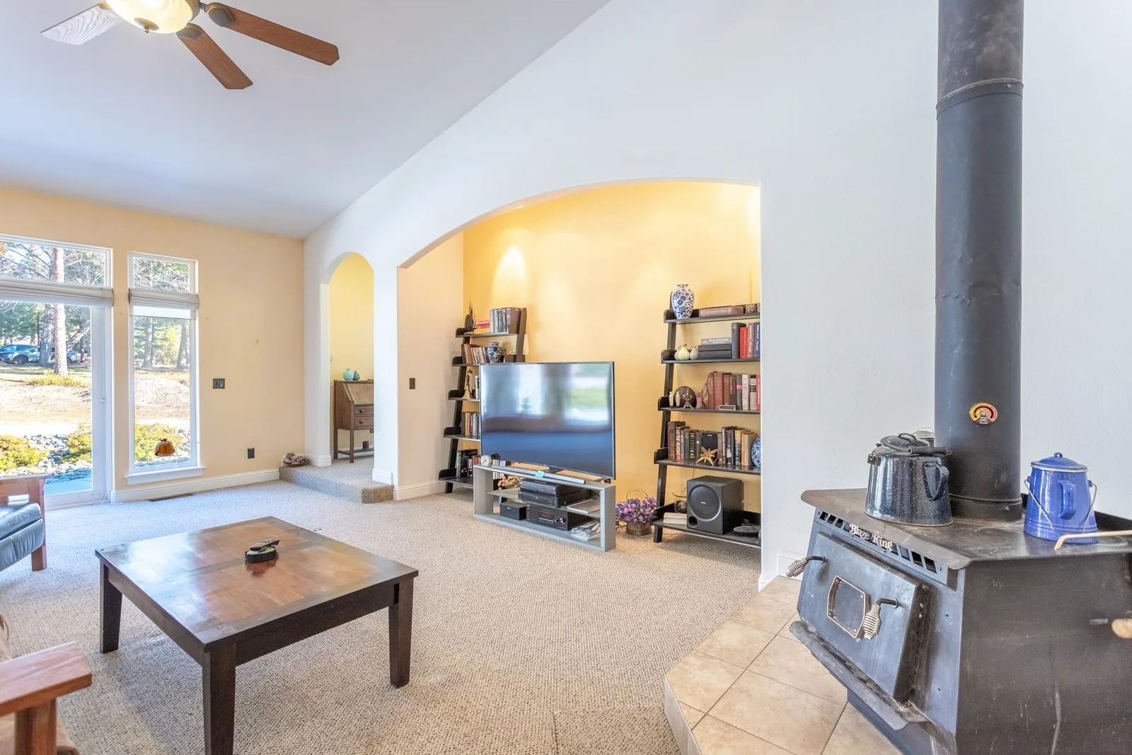 Living area at 2620 Fryers Way, Mount Shasta — 3 of 5