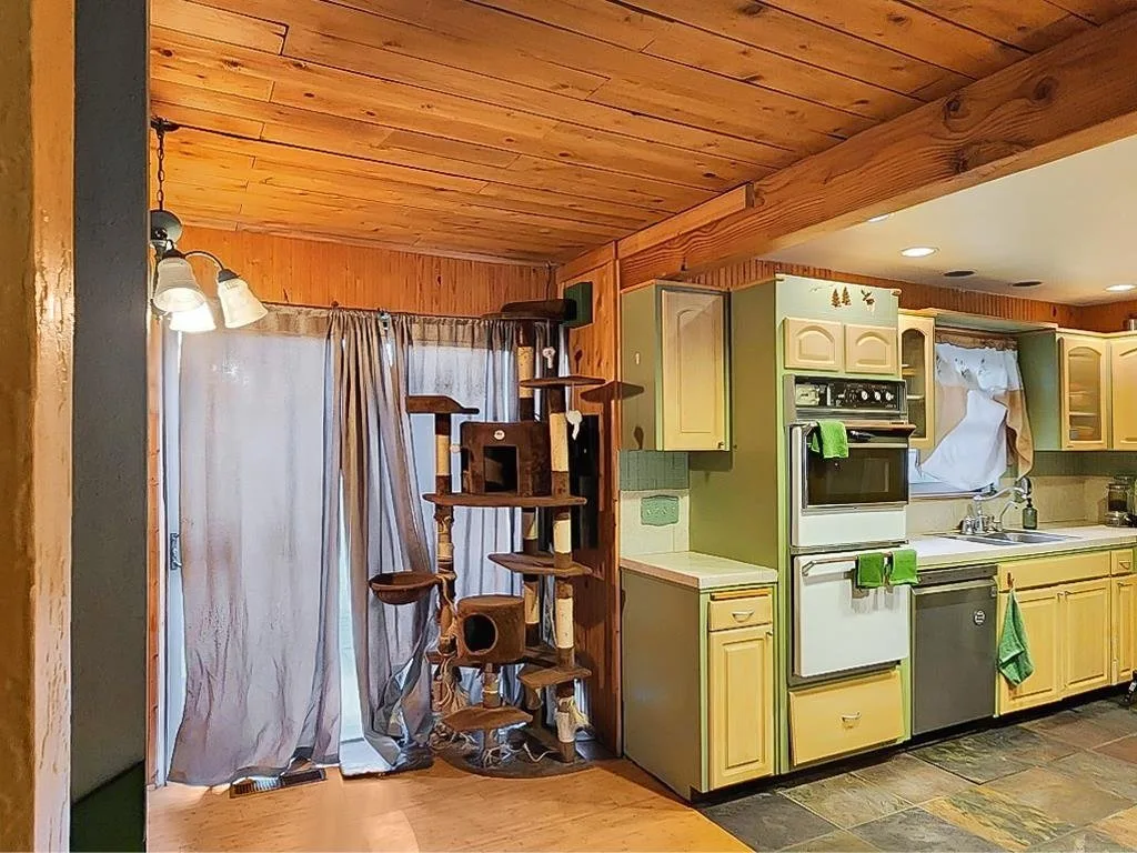 Kitchen at 16843 Fawnskin Pl, Weed — 3 of 3