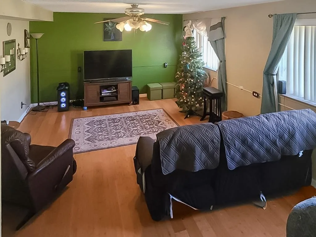 Living area at 16843 Fawnskin Pl, Weed — 2 of 4
