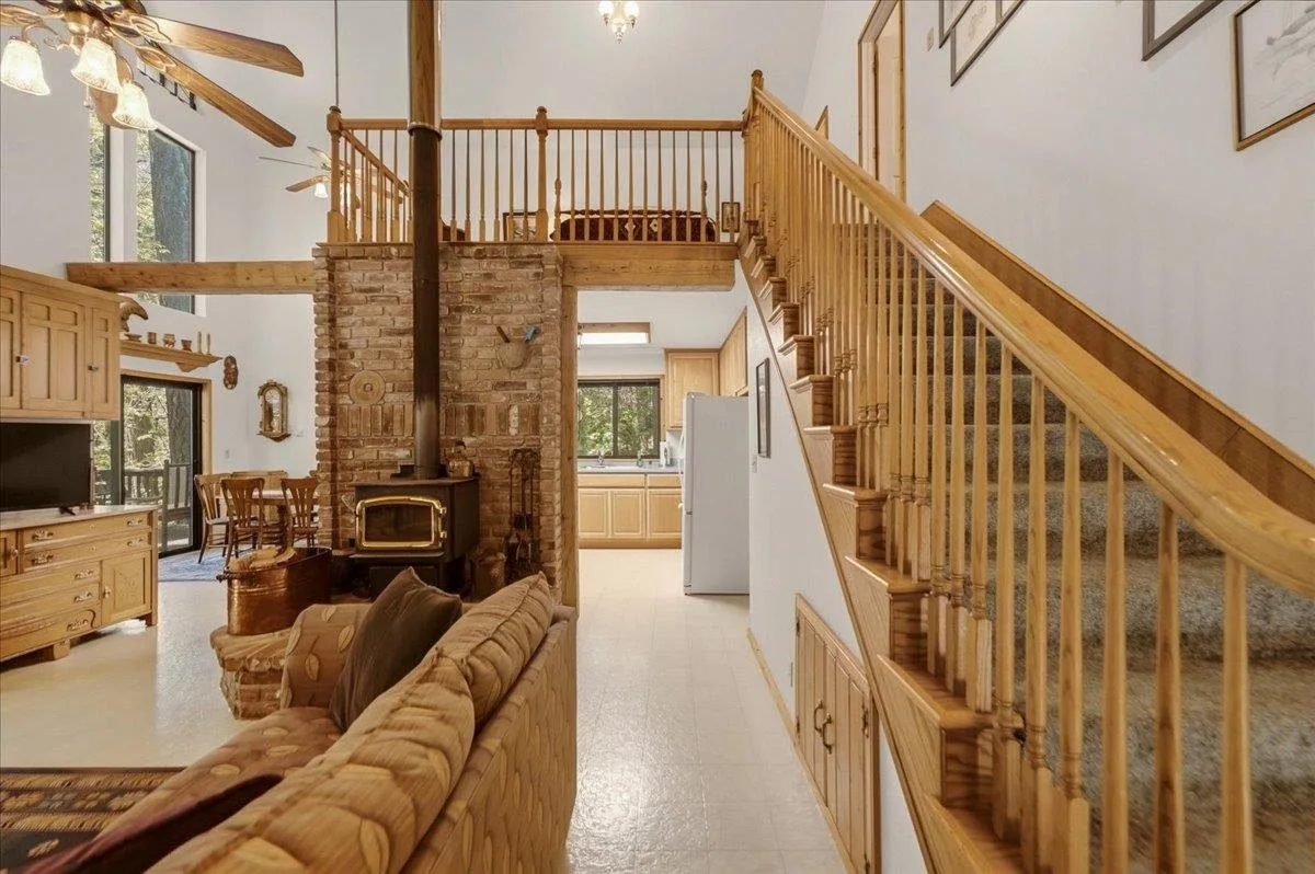 Living area at 20929 Fall Creek Rd, Castella — 1 of 2