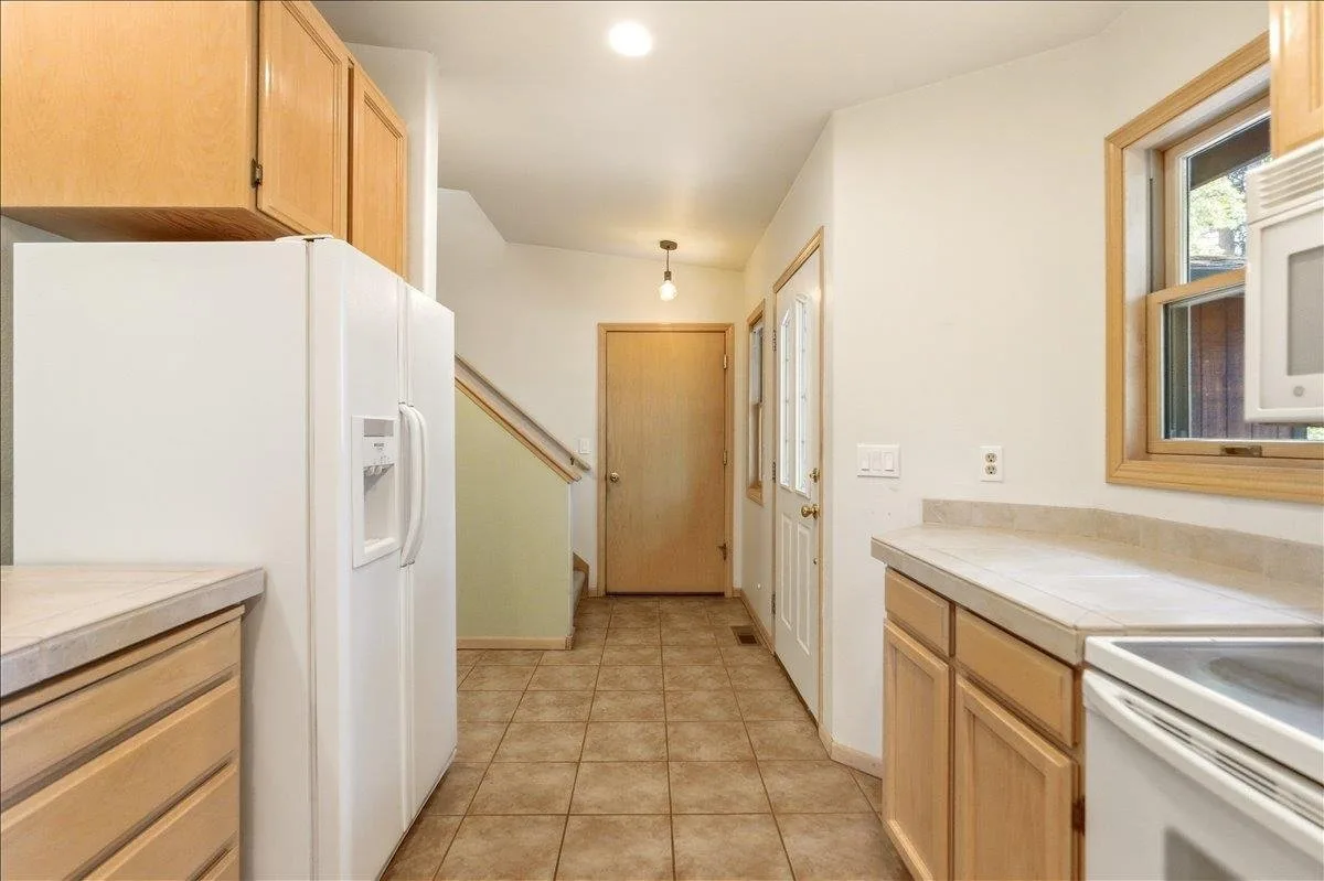 306 Gaudenzio, Mount Shasta — view 9 of 12