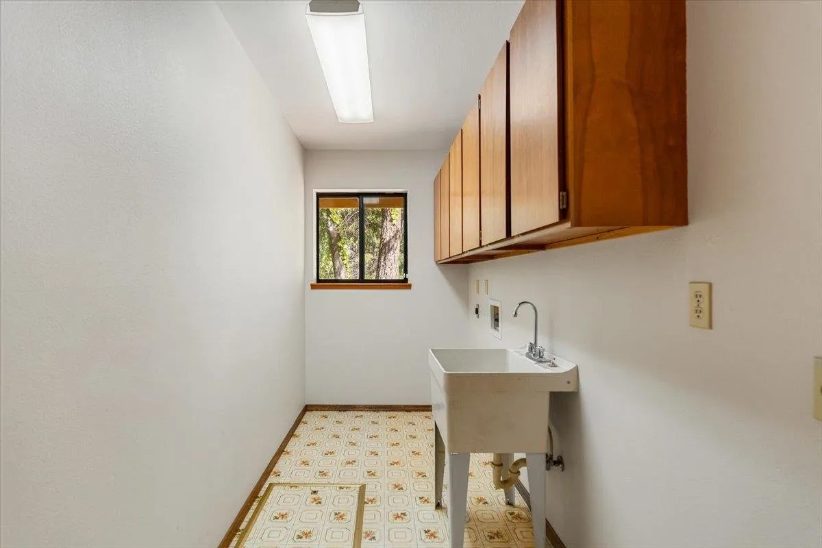 4000 Hope Ln, Dunsmuir — view 11 of 12
