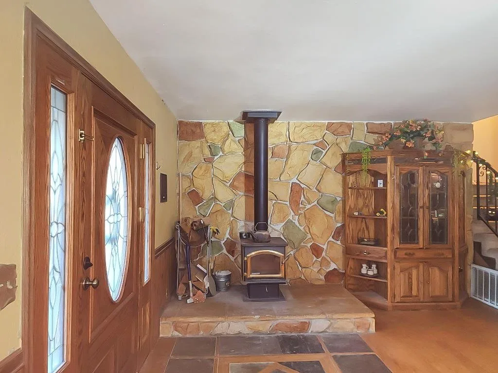 Living area at 16843 Fawnskin Pl, Weed — 1 of 4