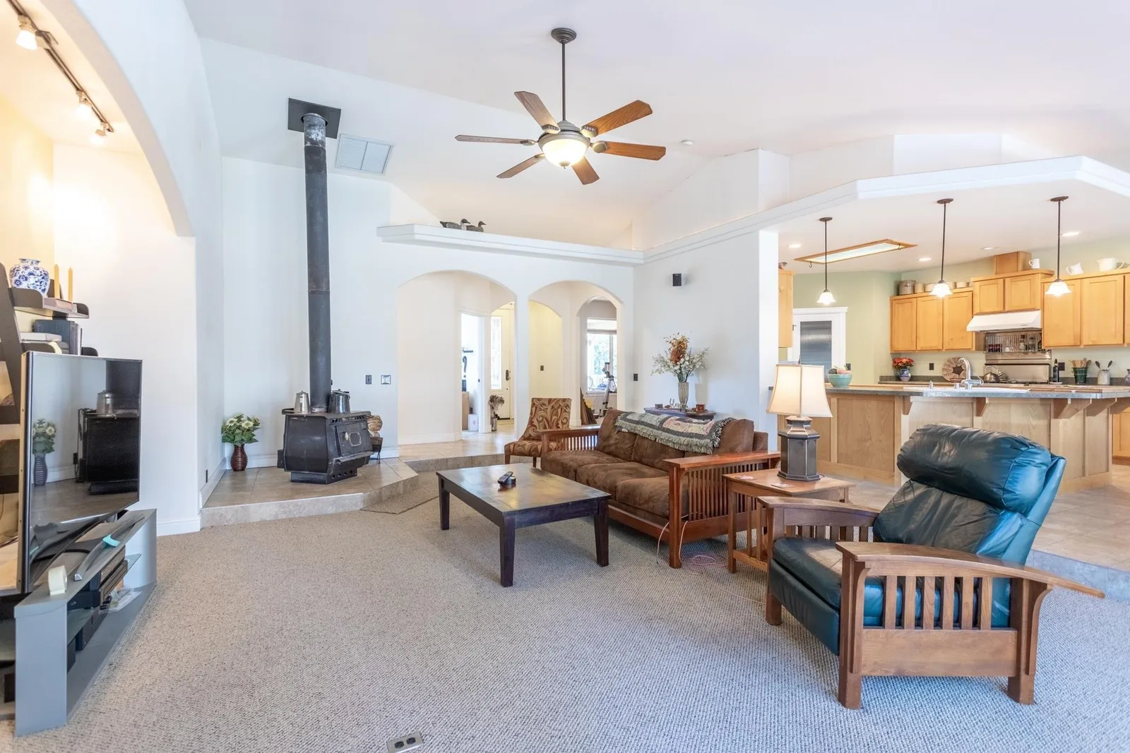 Living area at 2620 Fryers Way, Mount Shasta — 5 of 5