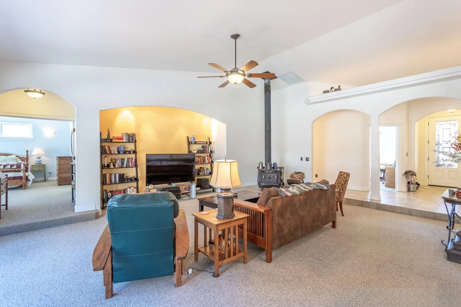 Living area at 2620 Fryers Way, Mount Shasta — 1 of 5