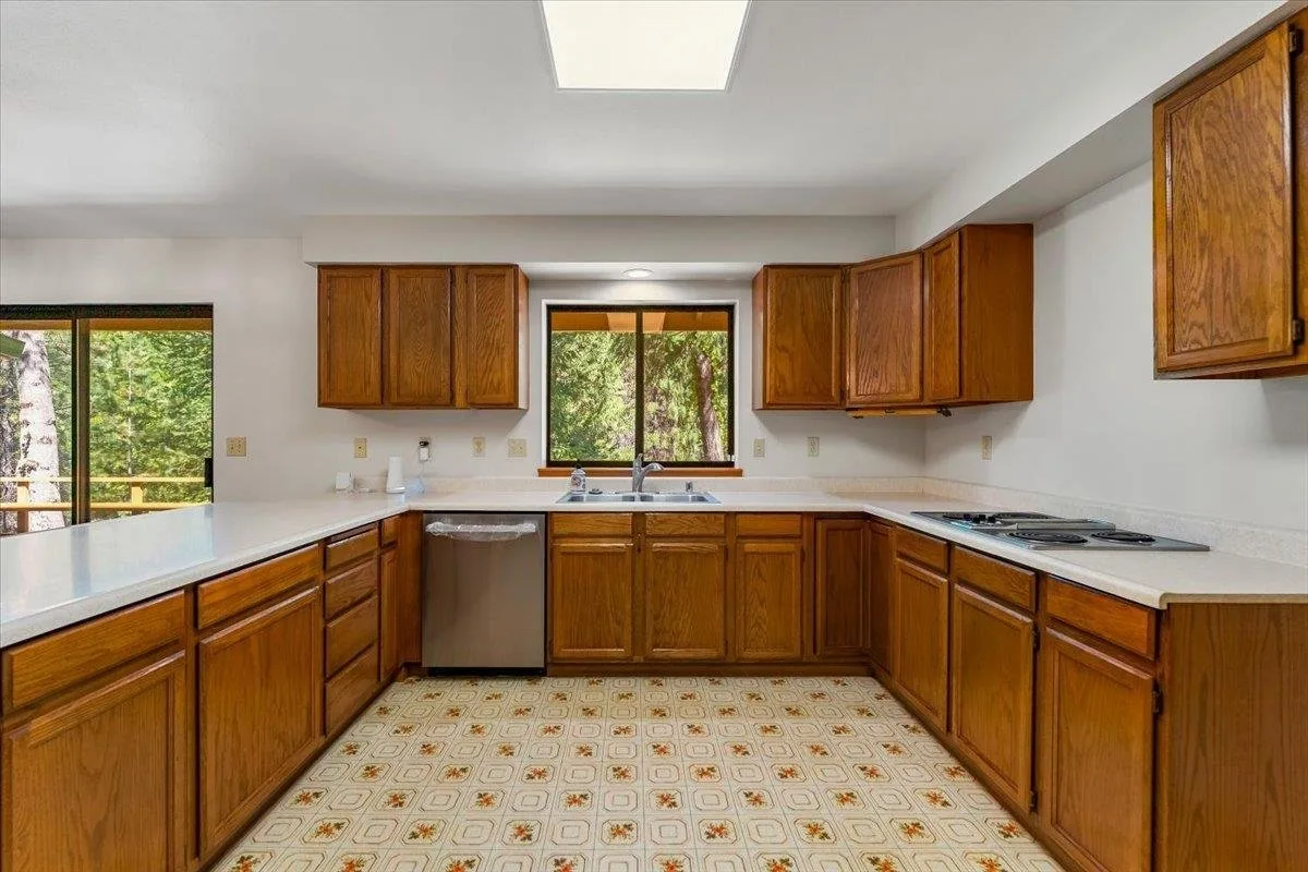 Kitchen at 4000 Hope Ln, Dunsmuir — 2 of 4
