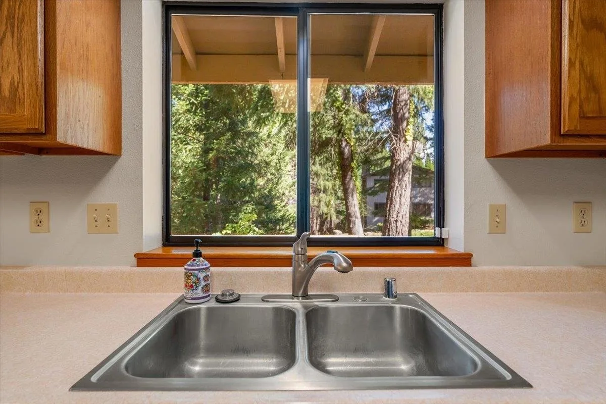 Kitchen at 4000 Hope Ln, Dunsmuir — 3 of 4