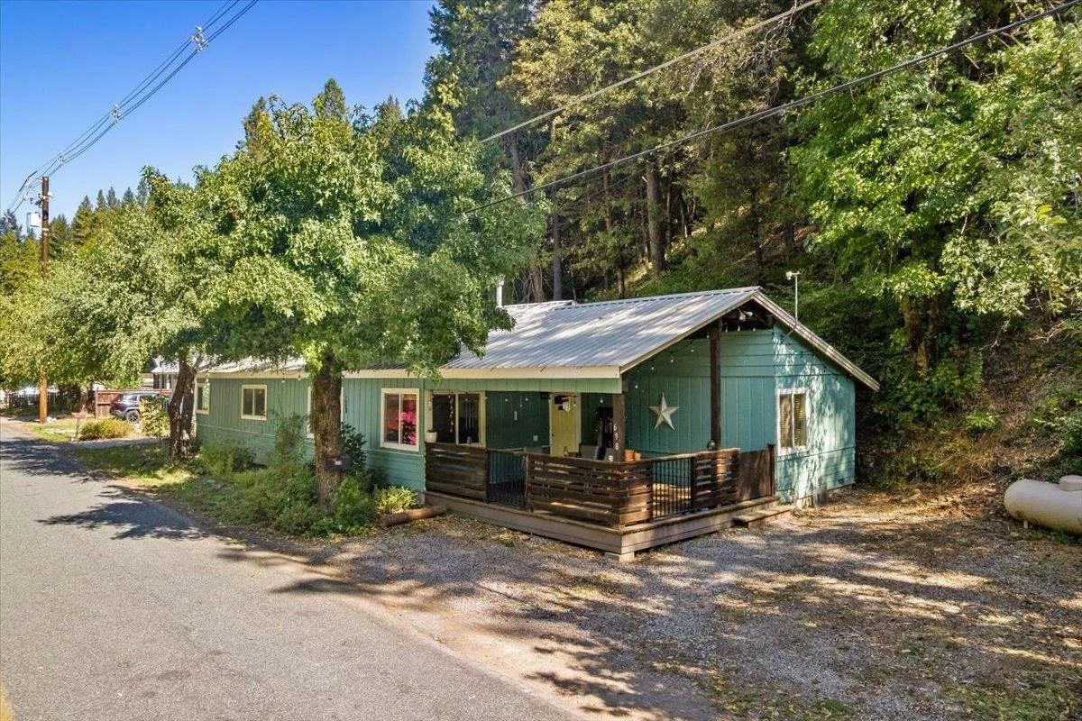 698 S First Street, Dunsmuir — view 2 of 12